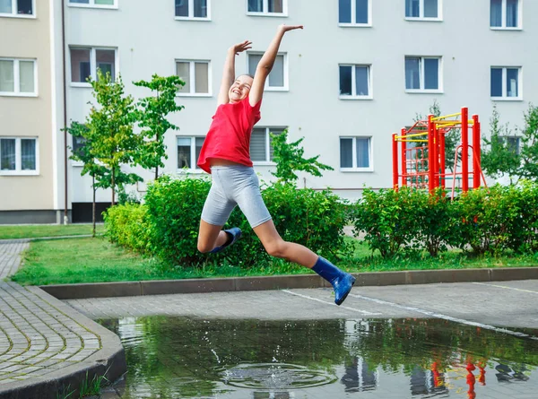 Bella Ragazza Sorridente Stivali Gomma Blu Shirt Rossa Pantaloncini Grigi — Foto Stock