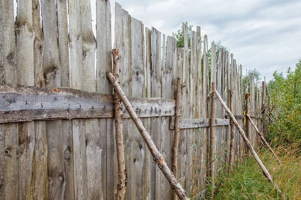 Lång Grov Gammal Trä Staket Skogen Dyster Sommar Dag — Stockfoto