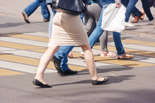 Lábak Gyalogosok Crosswalk Napsütéses Nyári Napon — Stock Fotó