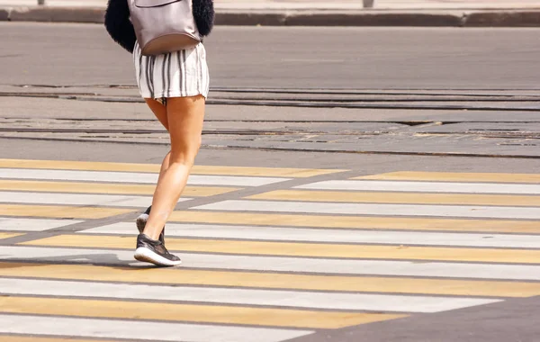 Gambe Giovane Donna Attraversando Una Strada Urbana Nella Soleggiata Giornata — Foto Stock