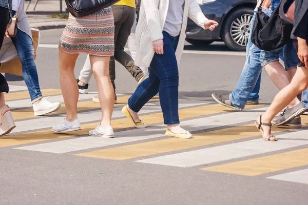 Muitas Pernas Pessoas Que Cruzam Travessia Pedestres Rua Movimentada Centro — Fotografia de Stock