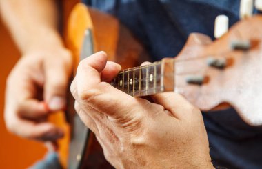 mandolin parlak gün ışığı alan kapalı oynayan adam. Eller yukarı