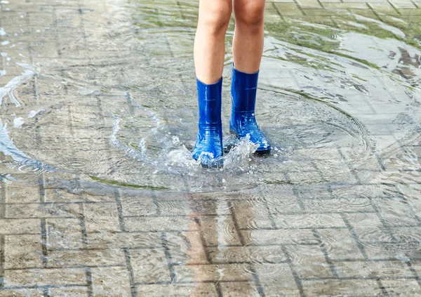 Pige Blå Gummistøvler Stående Vandpyt Efter Regn Udendørs Sommerdagen Ben - Stock-foto
