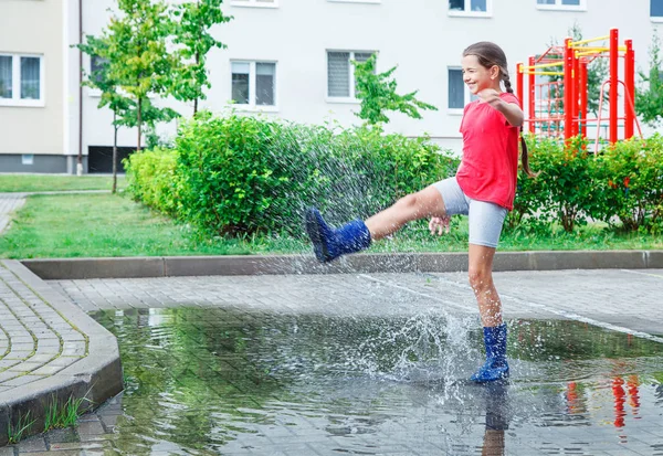 Menina Muito Sorridente Botas Borracha Azul Camiseta Vermelha Shorts Cinza — Fotografia de Stock