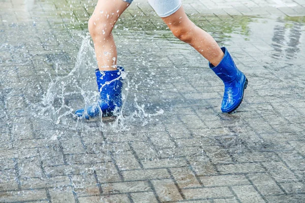 Pige Blå Gummistøvler Hoppe Vandpyt Efter Regn Udendørs Sommerdagen Ben - Stock-foto