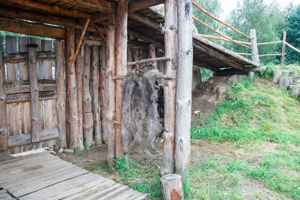 Großer Rauer Alter Holzzaun Mit Tor Wald Trüben Sommertagen — Stockfoto