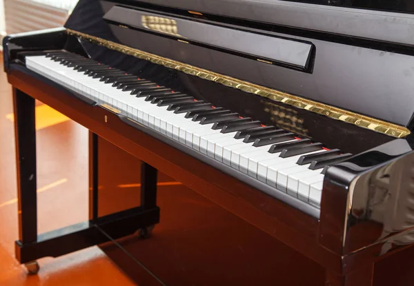 New Modern Piano Keyboard Indoor Bright Daylight — Stock Photo, Image