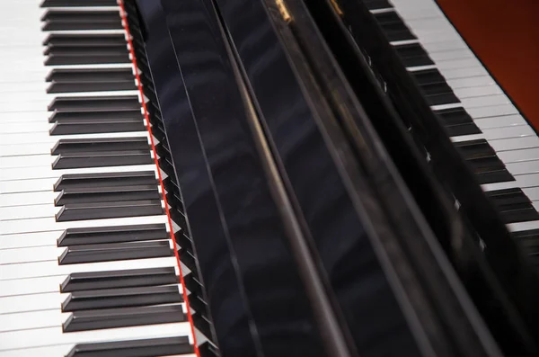 Nieuwe Moderne Piano Klavier Overdekt Met Daglicht Met Reflectie Closeup — Stockfoto