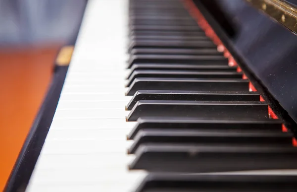 Yeni Modern Piyano Klavye Gün Işığı Closeup Ile Kapalı — Stok fotoğraf