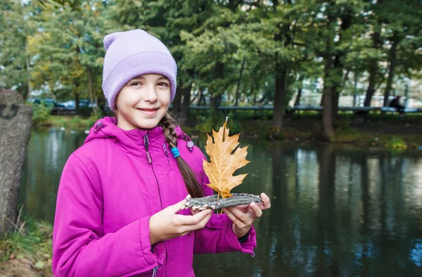 Flicka Blå Hatt Och Magenta Jacka Håller Handgjorda Små Träleksak — Stockfoto