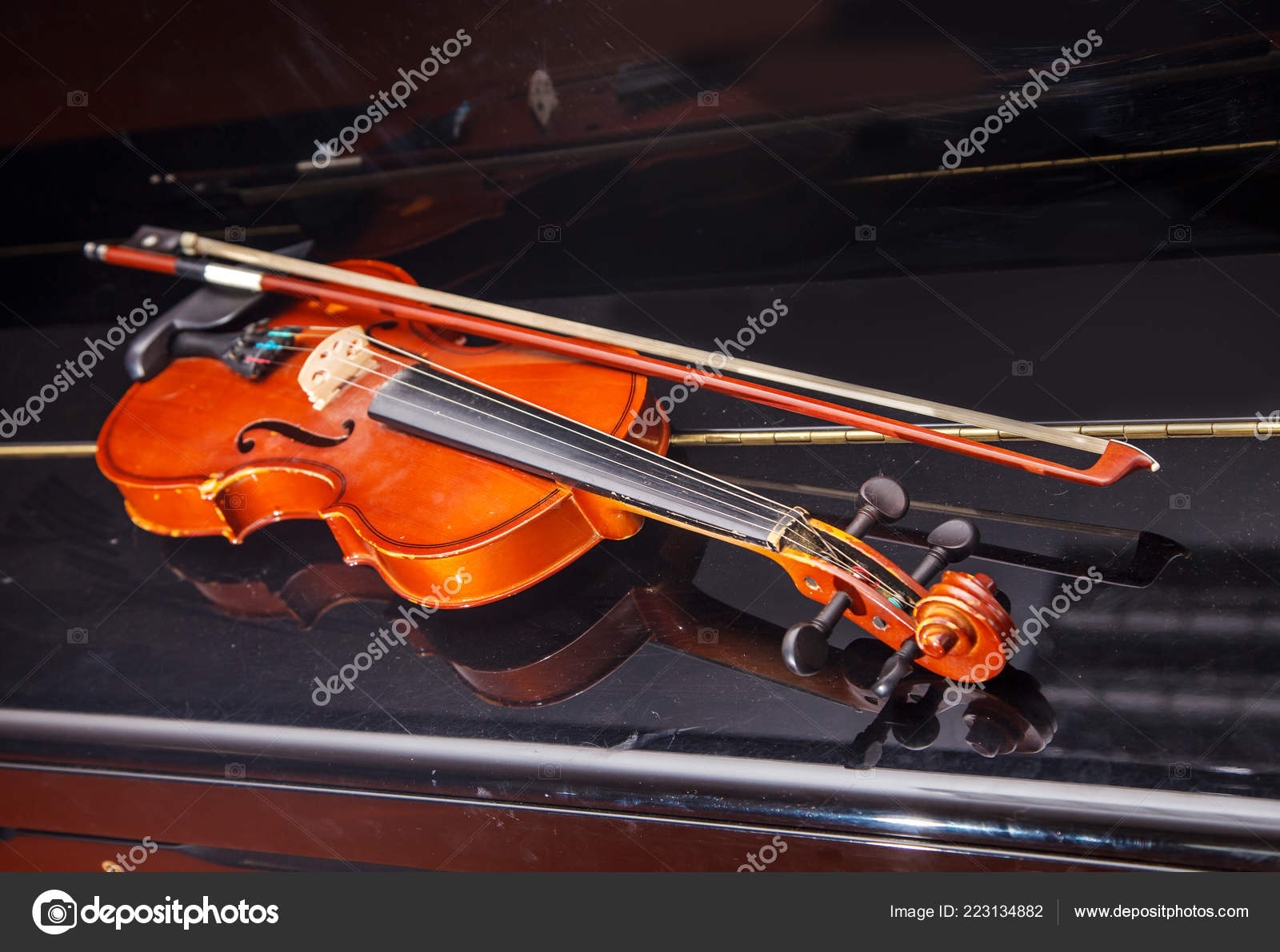 Violon Vintage Marron Avec Archet Couche Sur Piano Gros Plan Image Libre De Droit Par Radnatt C