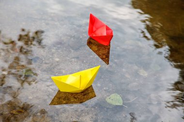 akımın sonbahar günü portre üzerinde açık yüzen iki renkli kağıt tekneler