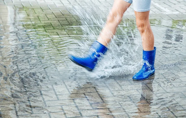 Meisje Blauw Rubber Laarzen Een Plas Springen Een Regen Buiten — Stockfoto