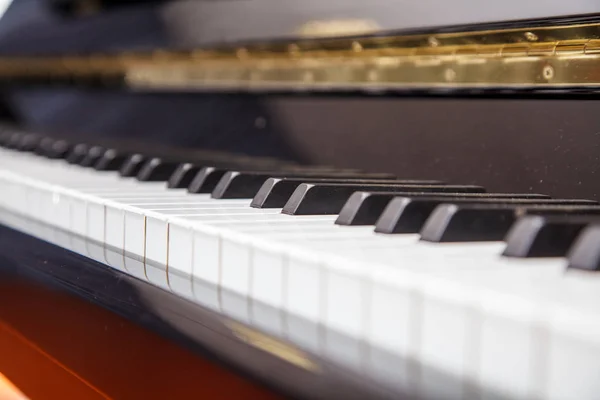 Nieuwe Moderne Piano Klavier Overdekt Met Daglicht Closeup — Stockfoto