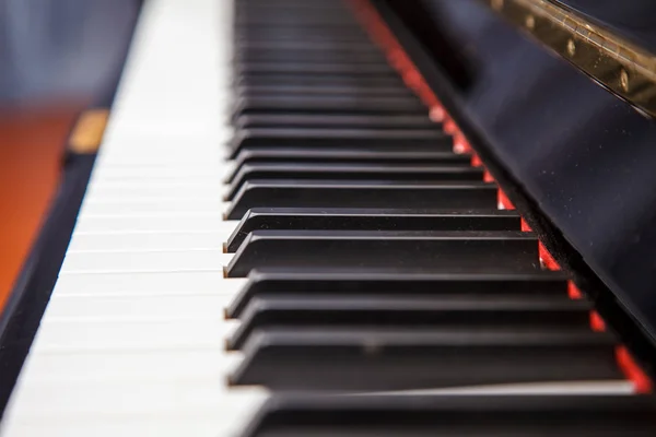 Yeni Modern Piyano Klavye Gün Işığı Closeup Ile Kapalı — Stok fotoğraf