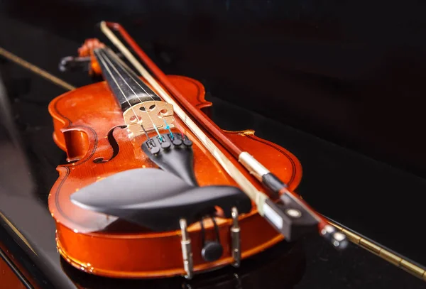 Violino Vintage Marrone Con Fiocco Sdraiato Piano Primo Piano Coperto — Foto Stock