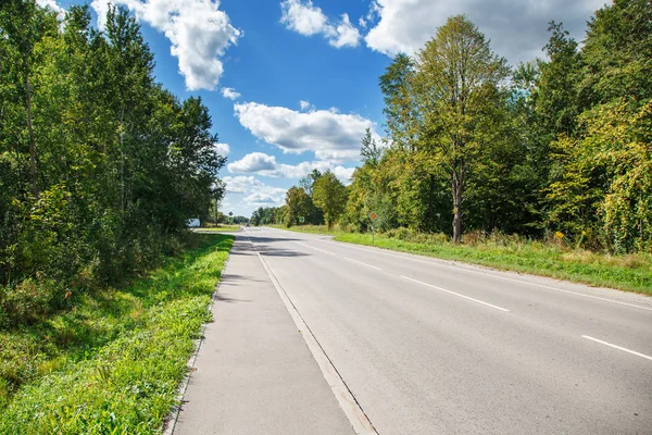 日当たりの良い夏の日に田舎で新しいアスファルト道路 — ストック写真