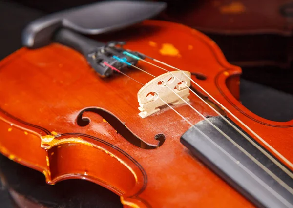 Violino Vintage Marrone Sdraiato Tavolo Primo Piano Coperto — Foto Stock