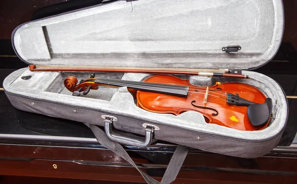 Violino Vintage Marrone Con Fiocco Sdraiato Una Custodia Interna — Foto Stock