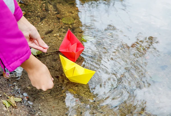 Ragazza Giacca Magenta Puting Due Barche Carta Colorata Nel Flusso — Foto Stock