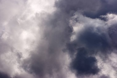 fırtına bulutu güneşli. ışık karanlık ve dramatik fırtına bulutları. daha önce bir fırtına fırtına bulutları arka plan