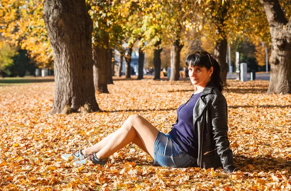 Mladá Bruneta Žena Seděla Trávě Parku Slunečný Podzimní Den — Stock fotografie