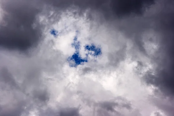 Nuvem Tempestade Dia Ensolarado Luz Nas Nuvens Tempestade Escuras Dramáticas — Fotografia de Stock