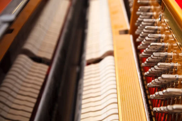 Nieuwe Moderne Piano Met Open Snaren Indoor Closeup — Stockfoto