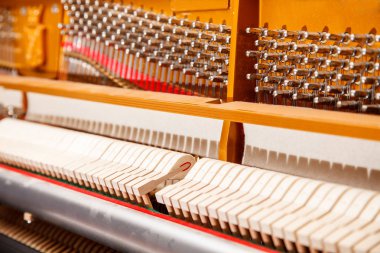 Açık dizeleri kapalı closeup ile yeni modern piyano