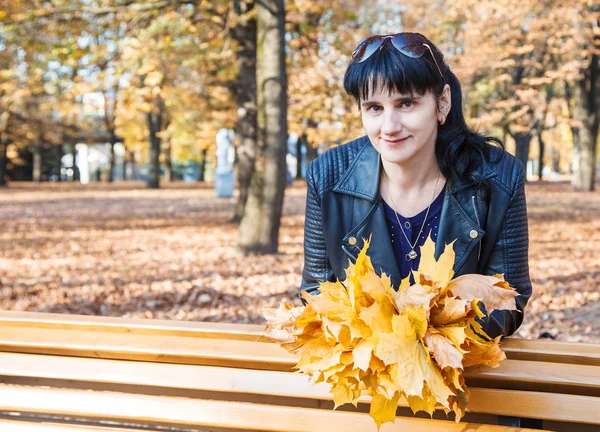 Mladá Bruneta Usmívající Žena Procházce Parku Slunečný Podzimní Den — Stock fotografie