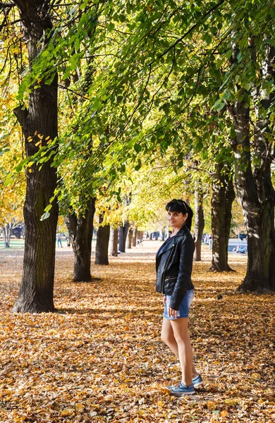 Jeune Femme Brune Souriante Lors Une Promenade Dans Parc Jour — Photo