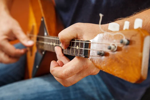 Hombre Jugando Interior Balalaika Con Luz Del Día Brillante Manos —  Fotos de Stock