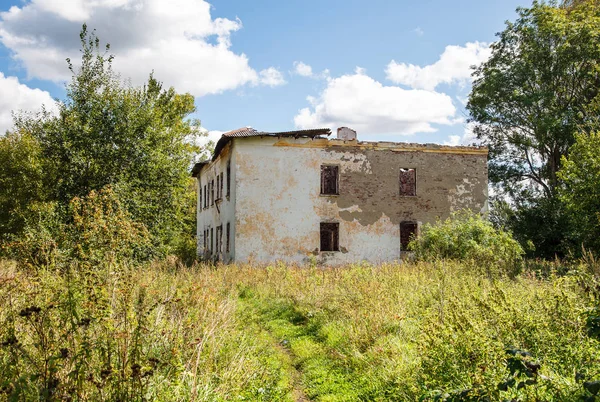 Casa Tijolo Abandonada Lado Fora Dia Verão — Fotografia de Stock