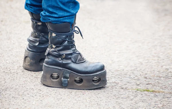 Joven Con Botas Punk Pies Primer Plano Aire Libre Día — Foto de Stock