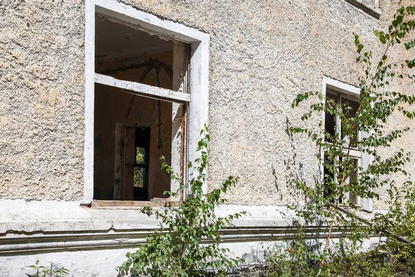 Duas Janelas Quebradas Uma Casa Abandonada Livre Closeup — Fotografia de Stock
