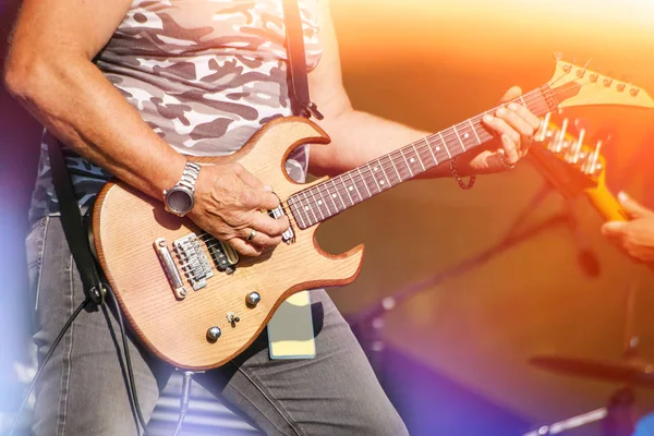 Sahne Alanı Ndaki Bir Rock Konserinde Gitarist Eller Yukarı — Stok fotoğraf