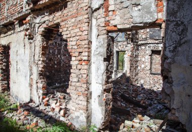 terkedilmiş tuğla ev yaz gününde içinden