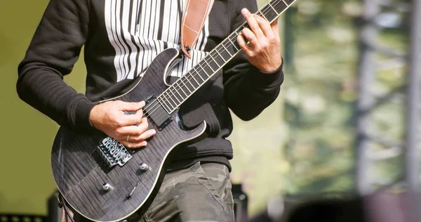 吉他手在舞台上的一场摇滚音乐会上 双手特写镜头 — 图库照片