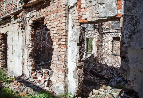 Casa Tijolo Abandonada Partir Interior Dia Verão — Fotografia de Stock