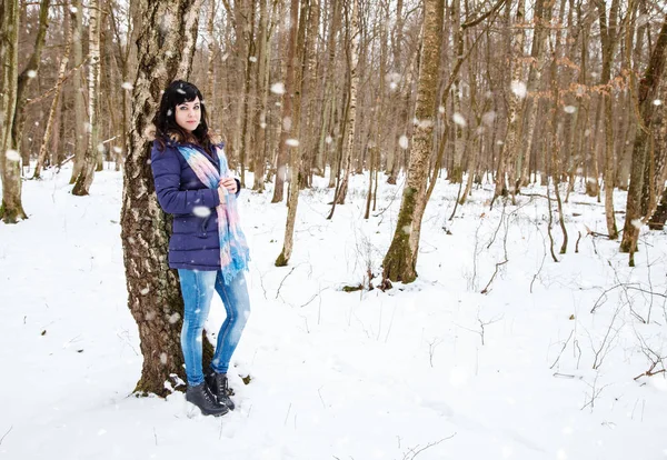冬の日は雪の降る寒い夜に公園を歩いてかなり若い女性 — ストック写真