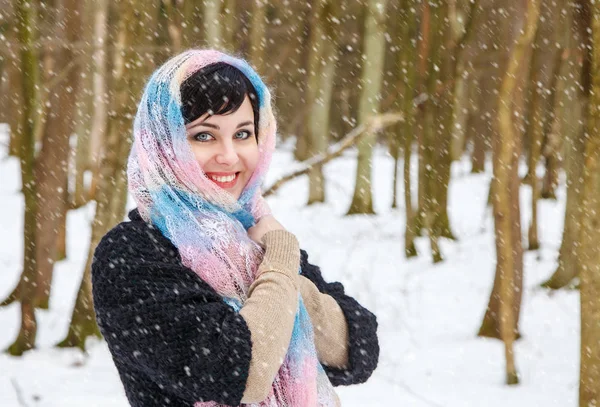 冬の公園での散歩にかなり若い女性の肖像 — ストック写真