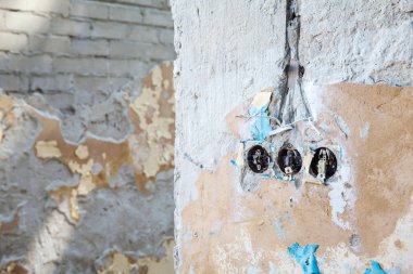 üç elektrik anahtarları bir terk edilmiş evde closeup kırık