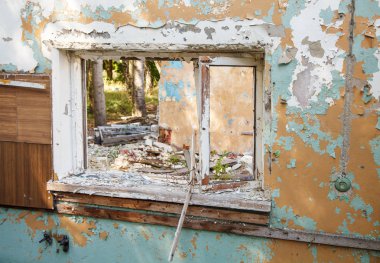 kırık bir terk edilmiş evde kapalı closeup penceresinde