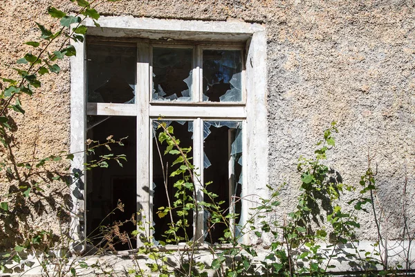 Janela Quebrada Uma Antiga Casa Abandonada Livre Closeup — Fotografia de Stock