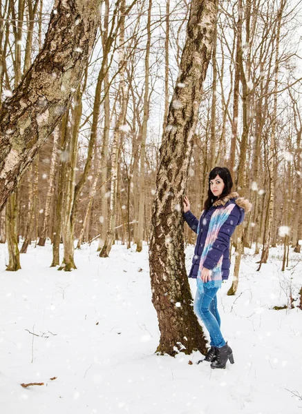 冬の日は雪の降る寒い夜に公園を歩いてかなり若い女性 — ストック写真