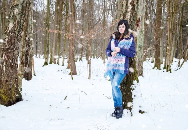 冬の日は雪の降る寒い夜に公園を歩いてかなり若い女性 — ストック写真