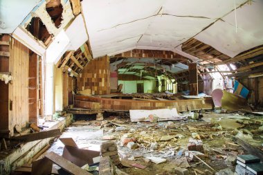 Eski terk edilmiş yıkık ev güneşli yaz günü kapalı