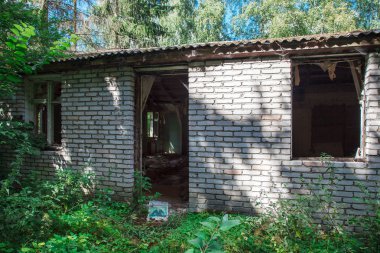 harabe Kütüphane güneşli yaz gününde terk edilmiş