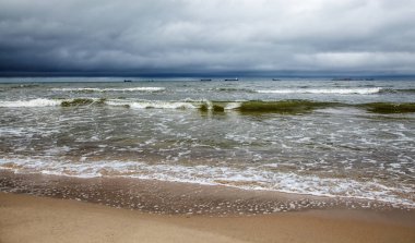 fırtınalı Baltık Denizi ile kasvetli sonbahar günü gemilerde