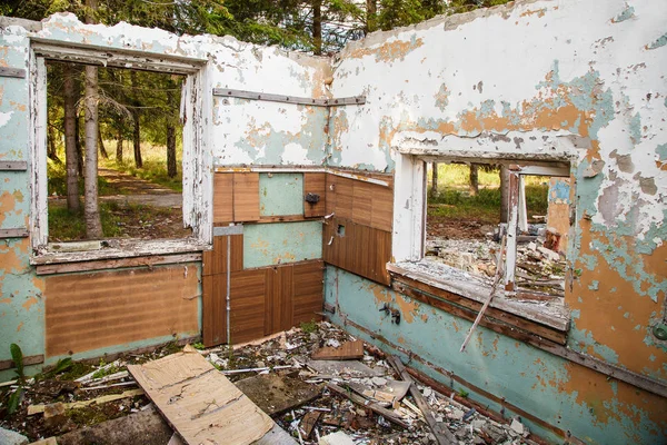 Duas Janelas Quebradas Uma Casa Abandonada Interior Closeup — Fotografia de Stock